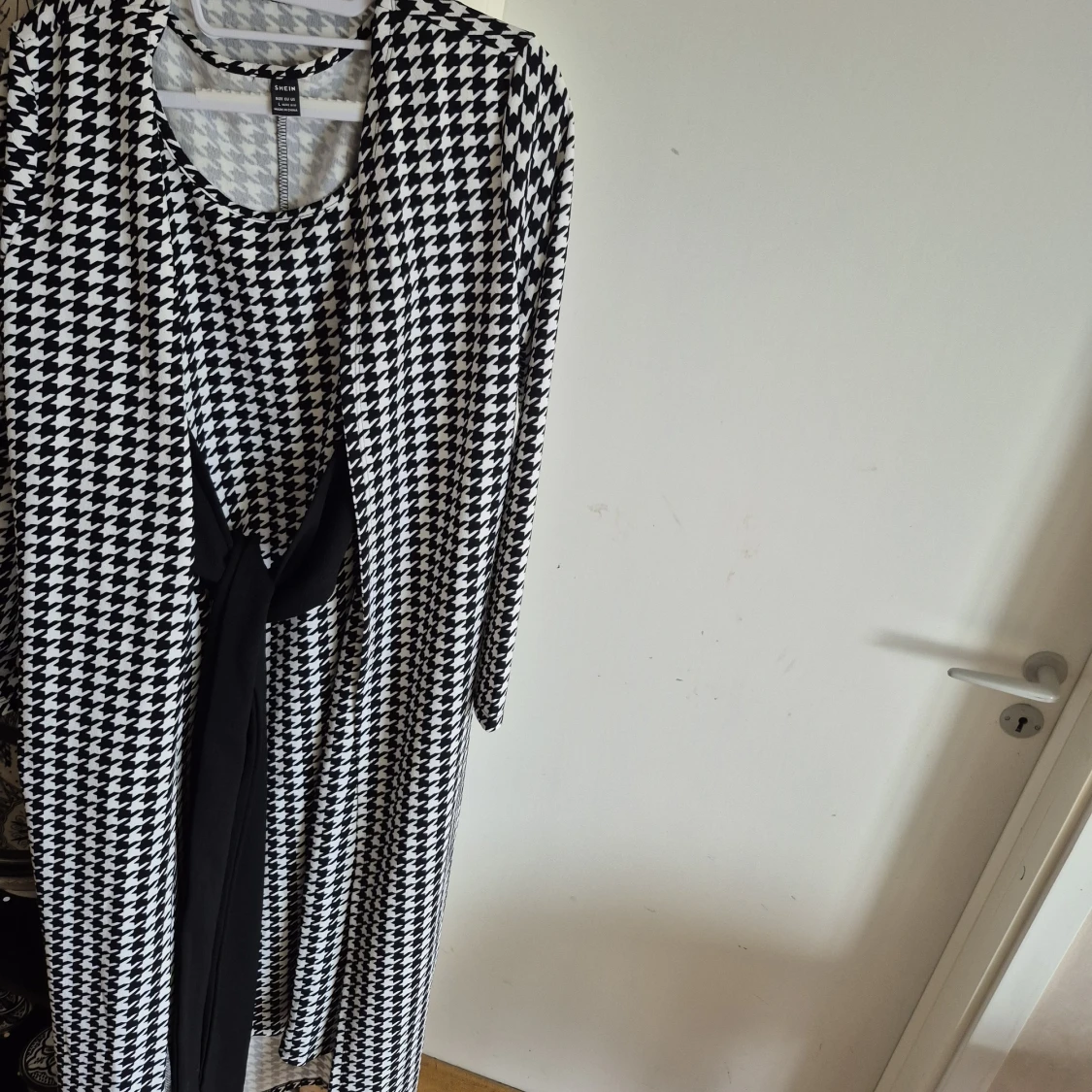 Svartvit långklänning med kavaj och knytband - 2