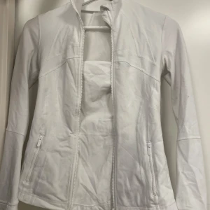 Vit träningsjacka från Lululemon - Storlek står inte i jackan men jag ör vanligen xs, pris går att diskutera ❤️
