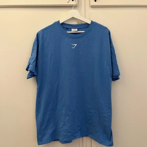 Träningströja  - Säljer denna super snygga T-shirten ifrån Gymshark i storlek XL. Endast använd ett fåtal gånger så därav väldigt bra skick!🌸