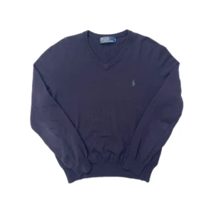 Ralph Lauren Tröja - V-ringad Ralph Lauren tröja. Normal passform, gjord i merinoull så den är riktigt skön