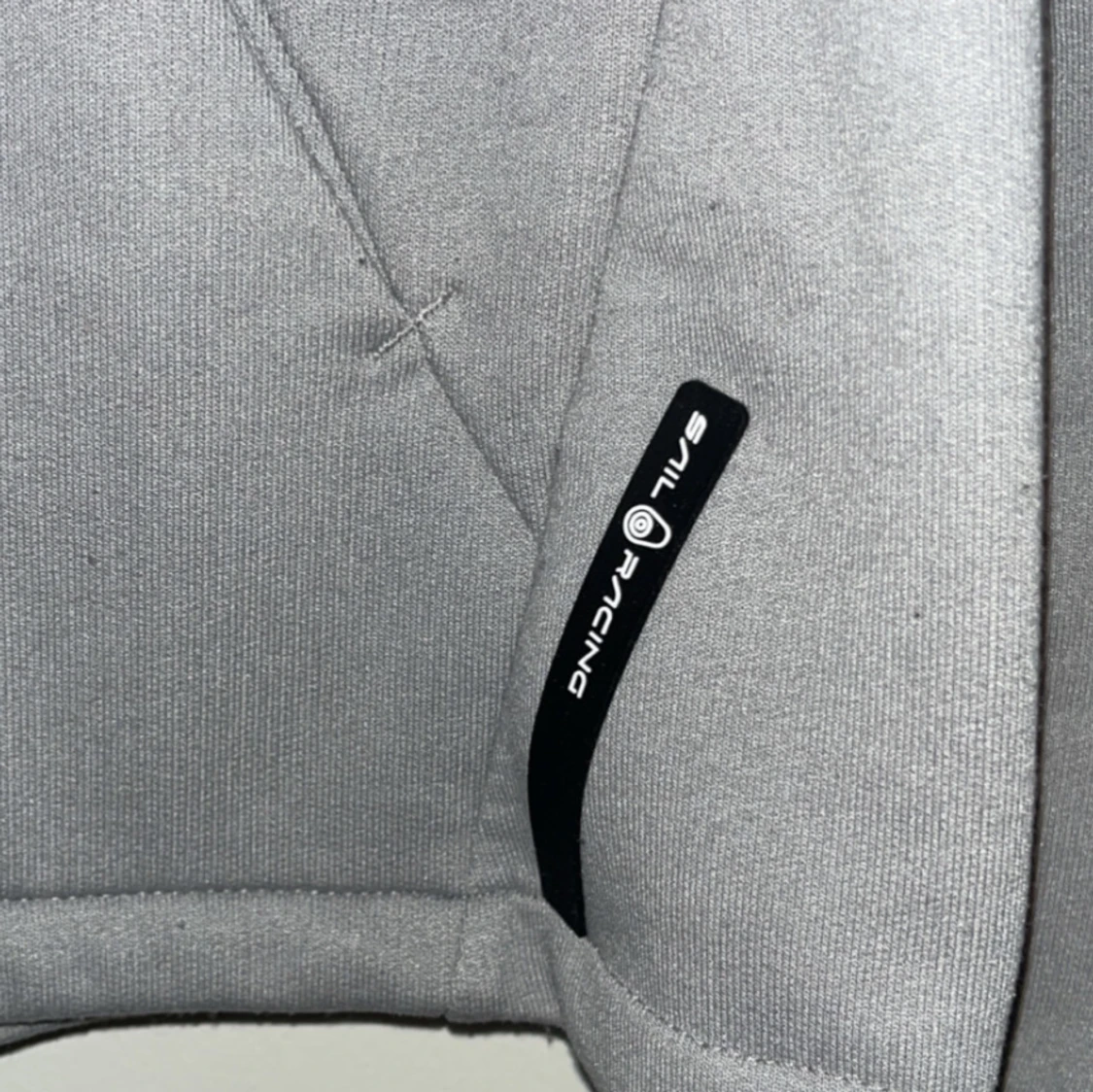 Grå hoodie från Sail Racing - 1