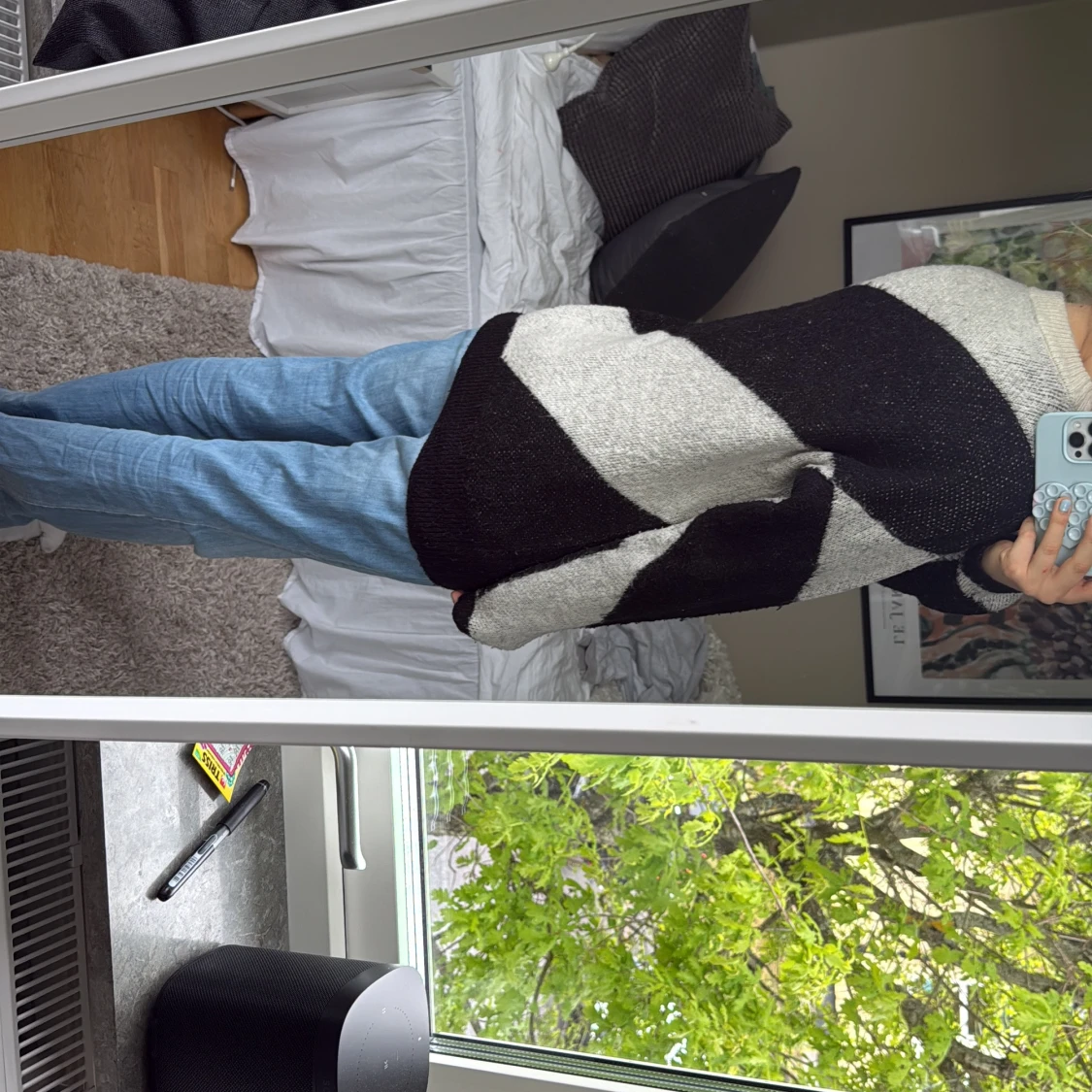 Svart och vit stickad tröja - 2