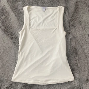 Vit sommar topp - Säljer min vita sommar topp då jag har köpt en annan liknande❤️Den är i strlk M men skulle säga att den passar S också (ändas använd en gång)