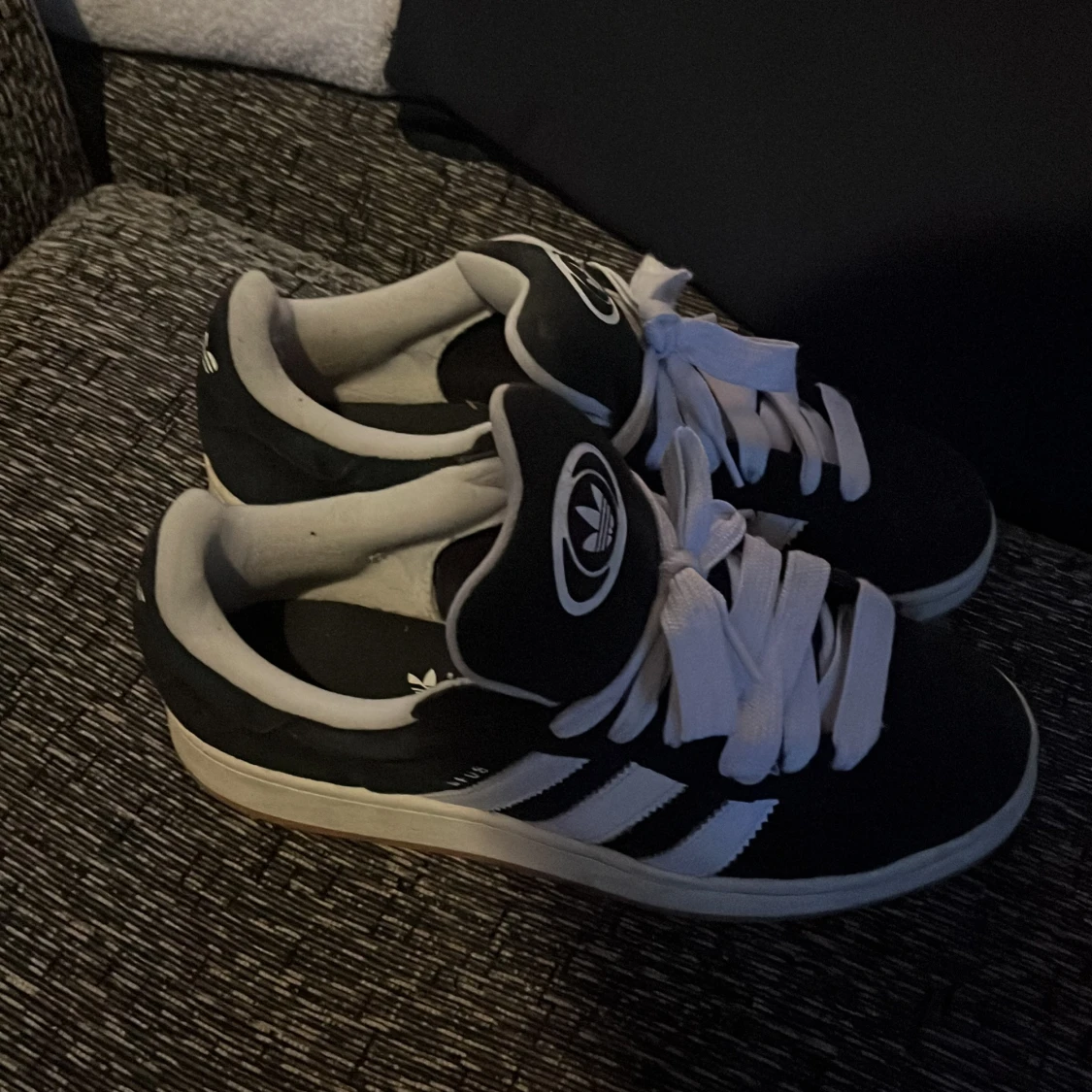 Svarta och vita Adidas sneakers - 1
