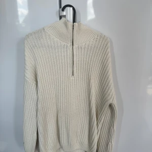 Vit stickad tröja med dragkedja  - Vit tröja ifrån NAKD, storlek Xs🦋