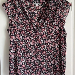 Tre blommiga blusar  - Rosa aldrig använd. Beige använd fåtal gånger. Svart använd fåtal gånger men lyckats få ett hål (se bild), den händige kan lätt sy ihop det. Den följer med gratis pga hålet!