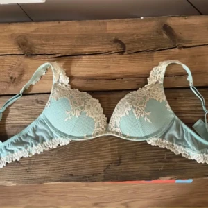 Intimissmi bh 75B - Säljer denna populära o somriga turkosa intimissmi bh💕använd endast 1-3ggr, därför i väldigt fint skick💕köptes för 599kr o jag säljer för 350kr!