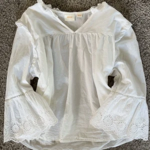 Vit blus från Gina tricot - Vit somrig tunn blus från gina tricot, endast använd en gång på en skolavslutning💕skriv om du har några frågor eller funderingar💗