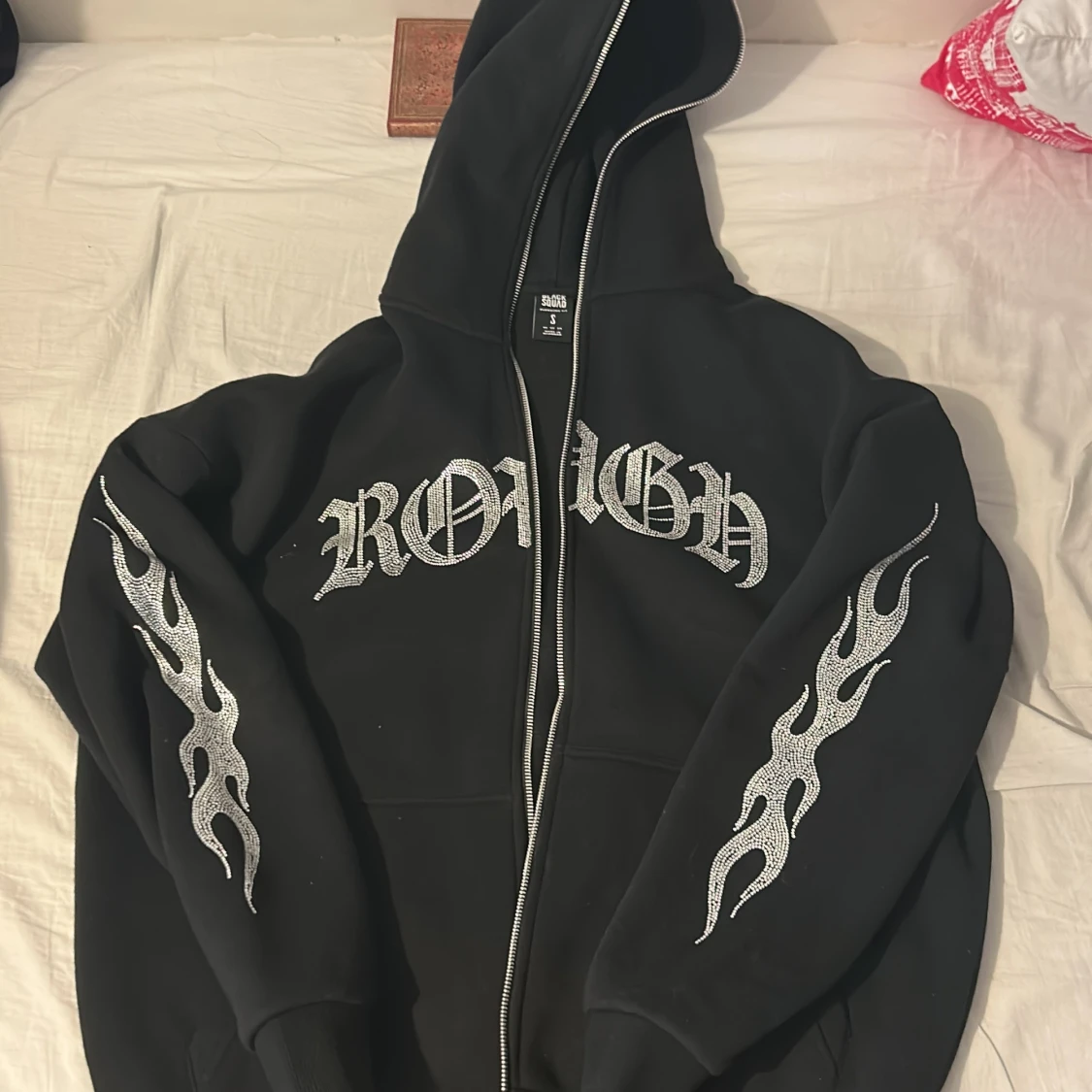 Svart hoodie med flames och text från Black Squad