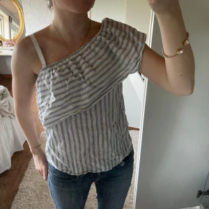 Randig oneshoulder topp - Superfin topp!💕