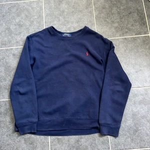 Mörkblå sweatshirt från Polo Ralph Lauren - Mörkblå sweatshirt från Polo Ralph lauren. Riktigt fint skick. Kontakta mig vid frågor😀