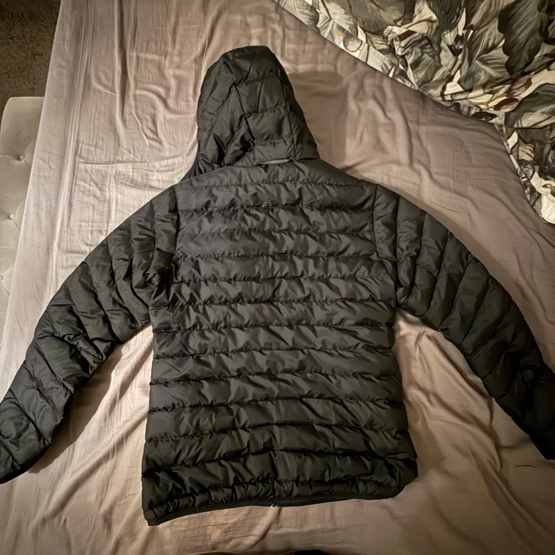 Svart pufferjacka från Haglöfs med huva - 2