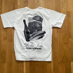 Nottre succés t shirt - Helt ny Nottre t shirt , väldigt känd på tik tok , den är helt ny i storlek S.