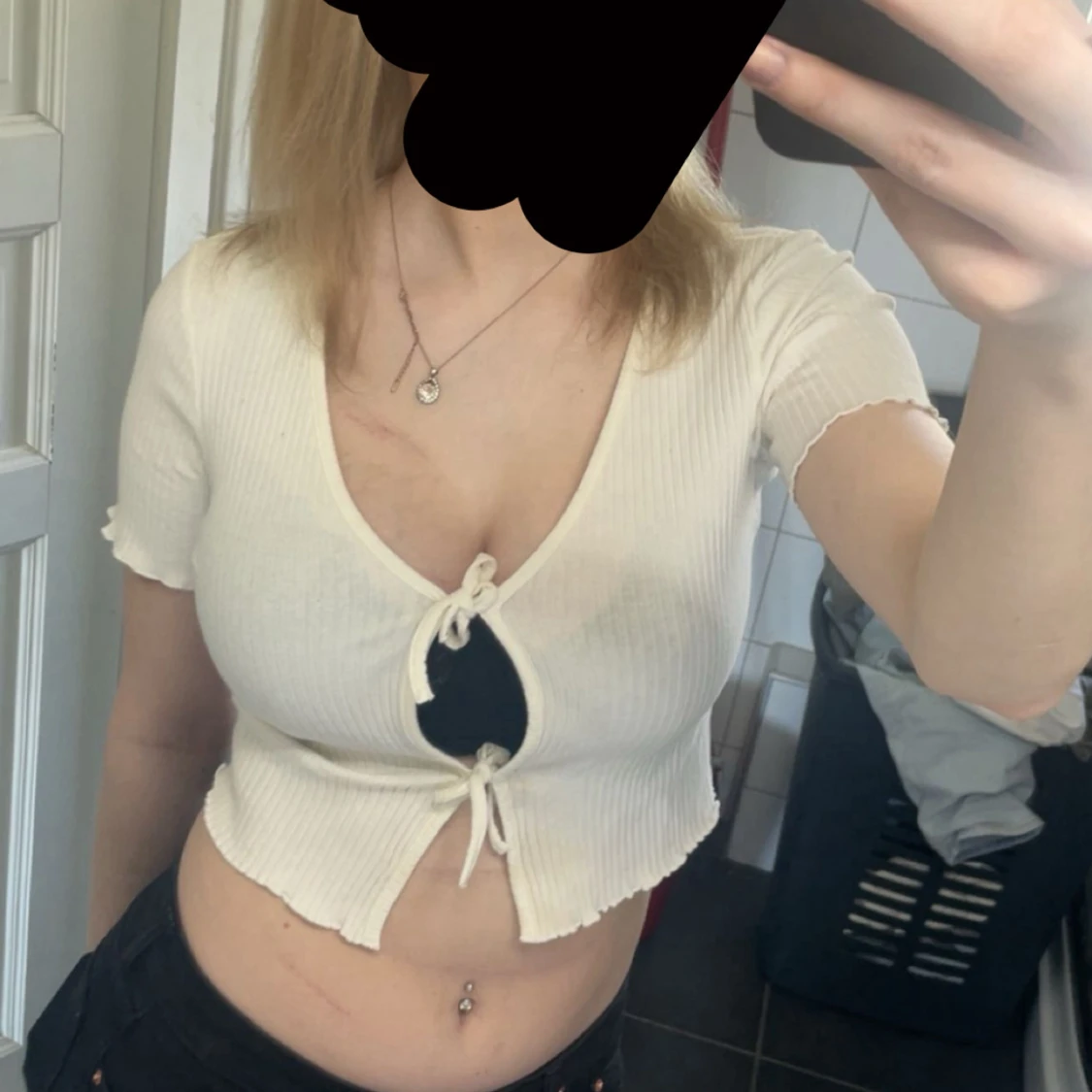 Vit croppad ribbad topp med knyt