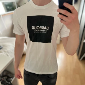 Barbour t-shirt - Snygg t-shirt från barbour i mycket bra skick, inga defekter. Nypris ca 700kr. Storlek M passar M. Skriv för mer info🤝