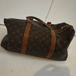 Travel bag  - Vintage travel bag, en skada på handtaget se bilder, lätt fixat hos skomakare eller hemma med läder nål, bara jag som verken har ork eller tid 