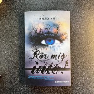 Rör mig inte! (Shatter me) - Den svenska översättningen av ”shatter me”, den första boken i ”shatter me” serien. Endast läst 1 gång. 
