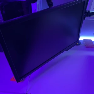 BenQ XL2411 LCD Monitor - BenQ XL2411 är en gaming-skärm med stöd för NVIDIA 3D Vision, perfekt för dig som vill ta ditt spelande till nästa nivå. Med snabb responstid och hög uppdateringsfrekvens får du en smidig och responsiv upplevelse, oavsett om du spelar eller streamar. 24 tum, 60 hertz