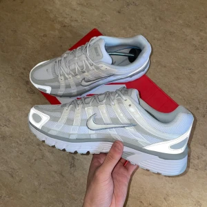 Nike P-6000 - 🔥 NYA Nike P-6000 till salu! 🔥 Säljer ett par helt nya Nike P-6000, aldrig använda. ✅ Storlek: 43 /  US 9.5 ✅ Färg: Se bild  Perfekta sneakers för både vardag och träning,  riktigt skön passform och snygg retrodesign. Hör gärna av dig vid intresse eller frågor! 📩 