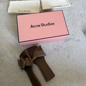 Acne slippers - Söta skor från acne. Väldigt sparsamt använda, därav mitt pris. Nypris 4399kr. 