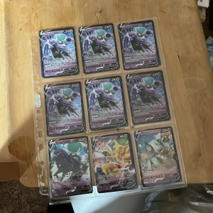 Pokémonkort - samlarblad 18 stycken  - Samlarblad med Pokémonkort, perfekt för dig som gillar att samla och byta kort. Här finns flera V-kort och holografiska kort, snyggt organiserade i plastficka. Passar både nya och erfarna samlare som vill utöka sin samling.