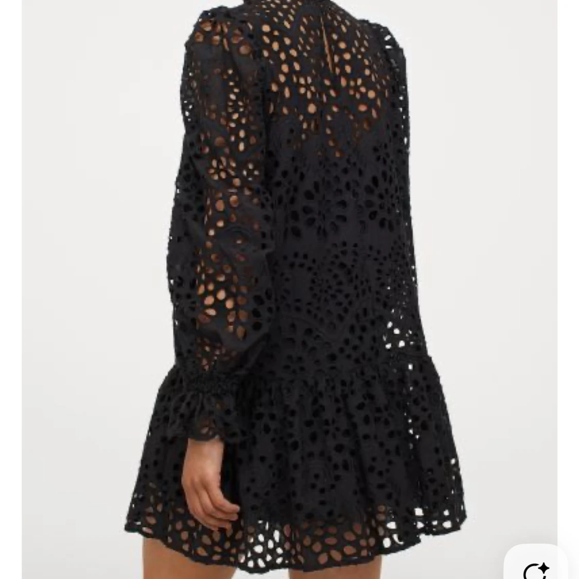 Svart broderad kortklänning med volang - 1