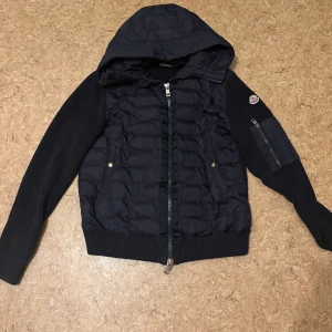 Moncler cardigan  - En snygg mörkblå Moncler Cardigan i storlek M som även passar storlek S. Mjuk och fin kvalitet. Jag köpte den men den blev för stor. Bra pris - perfekt om du vill ha en fin cardigan. Snabb affär uppskattas!