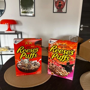 Reese's Puffs - Två olika Reese's Puffs-förpackningar, varav en är ett samarbete med Travis Scott. Perfekt för dig som gillar unika samlarobjekt och vill ha en cool frukost med hiphop-vibe. 300 för kaws och 400 för Travis.