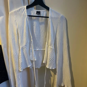 Vit blus  från Gina Tricot - Vit knytblus från Gina