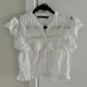 Zara blus - Kortärmad blus från zara, bra skick!