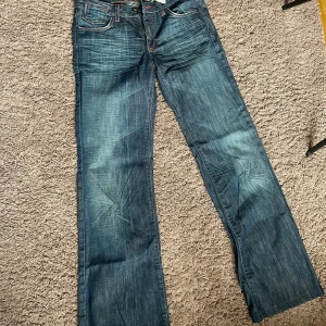 Lågmidjade utsvängda Armani jeans - Dom är superfina men tyvvär för små för mig, utsvänga o Lågmidjade storlek 27 skriv för frågor o så pris kan diskuteras❤️