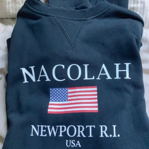 NACOLAH sweatshirt - Mörkblå sweatshirt från NACOLAH. Klassisk rund halsringning och långa ärmar. Perfekt för en avslappnad stil:) aldrig använd