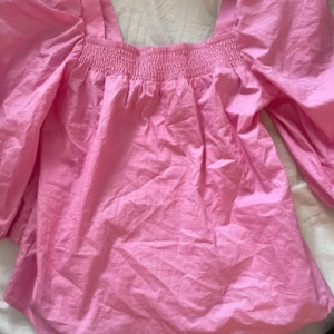Söt topp  - Så fin rosa topp med puffärmar 