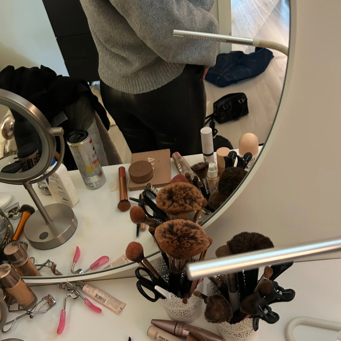 Svarta skinnbyxor med normal passform - 2