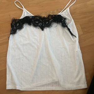 Vit linne med spetsdetaljer - Vit linne från zara som inte säljs längre ❤️skriv innan ni köper