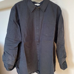 Svart linneskjorta - Bra skick, nästan aldrig använd.