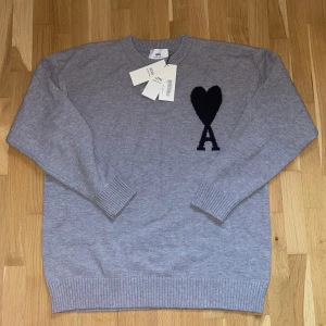 Ami Paris sweater  - Helt ny riktigt fet ami Paris tröja!🔥helt oanvänd då den inte passade mig. Storlek M men sitter som L ungefär. Pris kan diskuteras vid snabb affär.