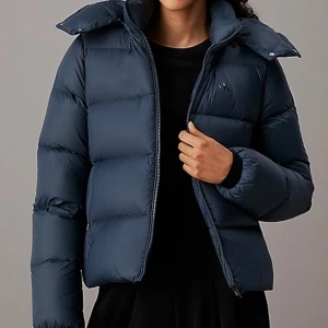 Mörkblå dunjacka från Calvin Klein - Använt fåtal gånger, köpt i november så gott som ny. Säljer för jag köpt en annan jacka som passa mig bättre, nypris 2619