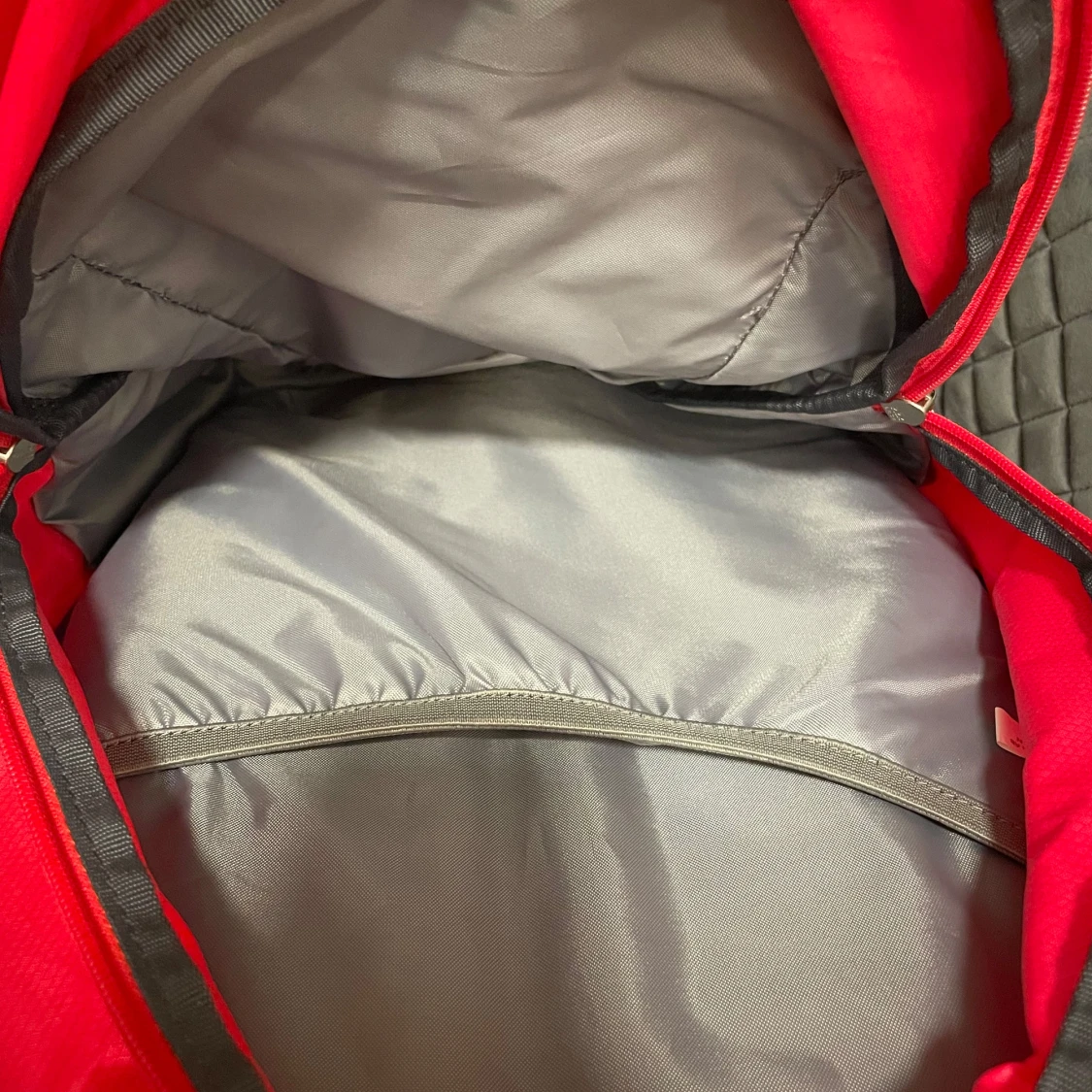 Grå och röd ryggsäck från Everest - 3