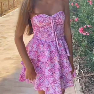 Rosa blommig klänning - super fin klänning till sommaren i storlek xs