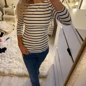 Trekvartsärmad topp med båtringning - Så fin vit och marinblå randig topp med trekvartsärm och båtringning! ❤️ storlek 36/s passar xs