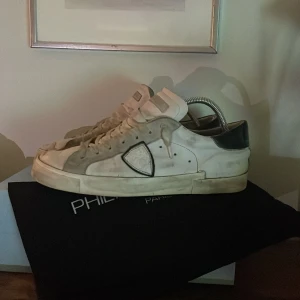 Philippe model skor - Skit feta models, og ingår dvs papper etikett dustbag och låda. Se skick och skador samt hålen i sula och sidan.