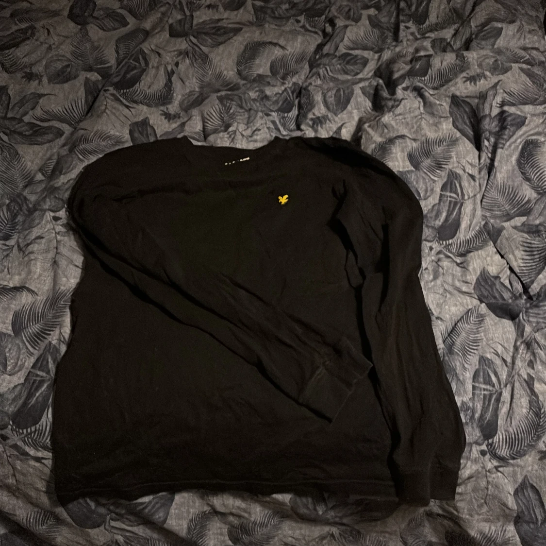 Svart långärmad tröja med gul logga