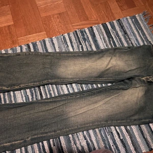 Jeans med dödskalletryck - Coola jeans med dödskalletryck på bakfickorna. De har en sliten look med ljusare partier.