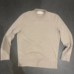 Beige merino tröja - Tja! Säljer en stilren beige tröja i merinoull från Zara Origins i storleken S men sitter som XS. Tröjan är i nästan nyskick 9/10✨Perfekt för en avslappnad och snygg look. Tveka inte på att höra av dig! MVH Jonas 🙌