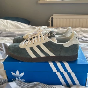 Adidas Gazelle  - Säljer helt oanvända Adidas Gazelle pga att de inte passar… Passar folk med storlek 42-43. Kartong och extra snören medföljer. 