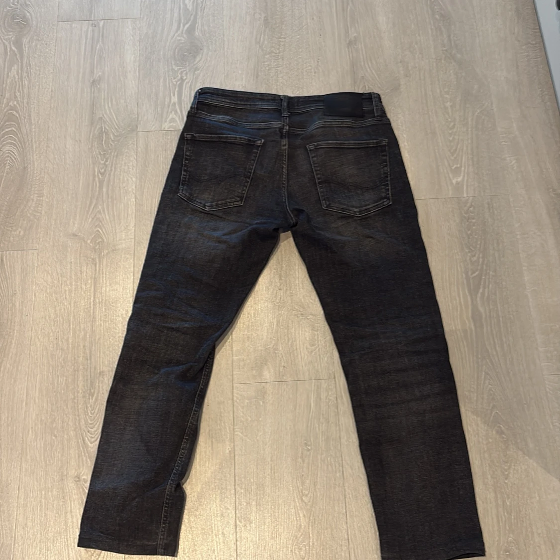 Mörkgrå jeansbyxor - 2