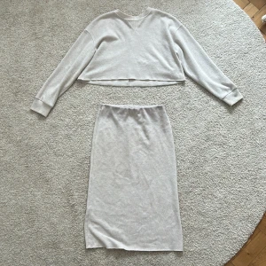 Beige kjol och topp set från Zara - Säljer ett stilrent beige set från Zara med en hyfsat tajt kjol och matchande croppad topp. Perfekt för en chic och avslappnad look. Kjolen har en elastisk midja för extra komfort.