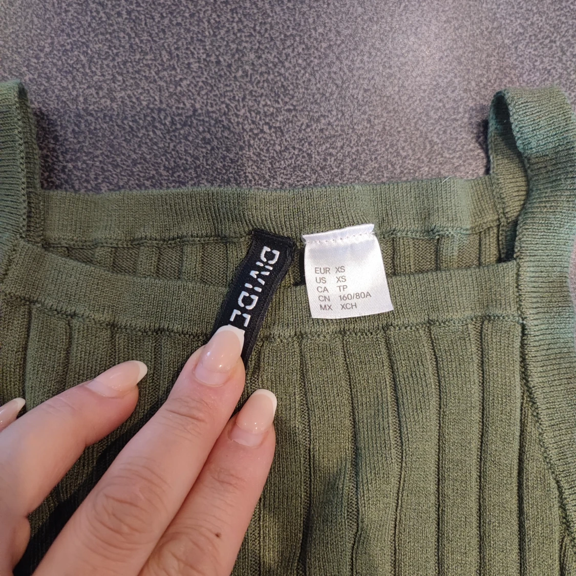 Olivgrön ribbad linnetopp från Divided storlek xs - 1