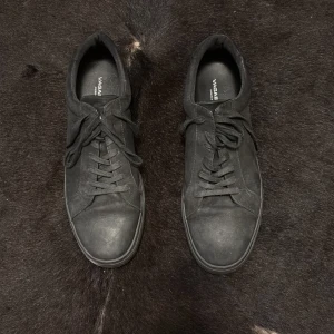 Svarta sneakers från Vagabond - Snygga svarta sneakers från Vagabond med en stilren design. Skorna har snörning och en rund tå, vilket ger en klassisk look. Perfekta för en avslappnad stil.